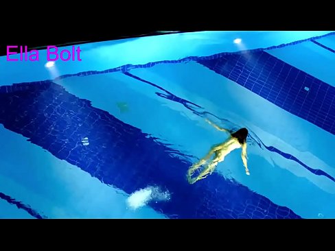 ❤️ No puedo dejar de mirar, joven rubia pillada nadando desnuda en la piscina del complejo ELLA BOLT ❌ Video de porno en es.verhentai.ru ❌️