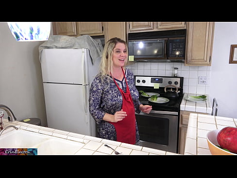 ❤️ Madrastra ordeñándole en la cocina antes de su cita ❌ Video de porno en es.verhentai.ru ❌️