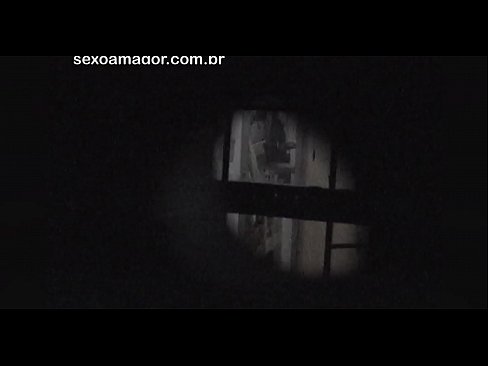 ❤️ Rubia es grabada en secreto por un voyeur del barrio escondido detrás de unos ladrillos huecos ❌ Video de porno en es.verhentai.ru ❌️