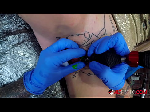 ❤️ Extremadamente tatuado hottie Sully Savage consiguió un tatuaje en su clítoris ❌ Video de porno en es.verhentai.ru ❌️