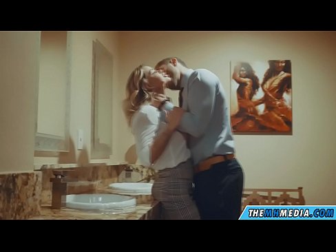 ❤️ Cuando una rubia tetona te seduce en un baño público ❌ Video de porno en es.verhentai.ru ❌️